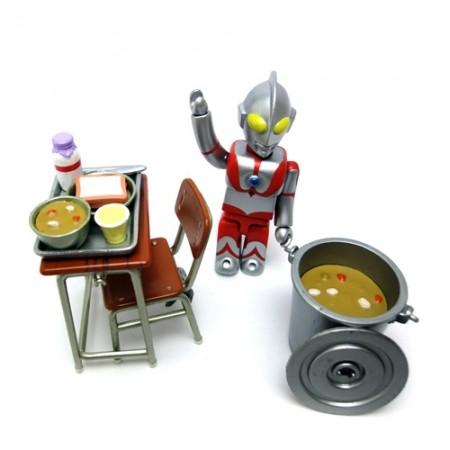 グリコ ぼくの小学校教室編とウルトラマン キューブリックセット