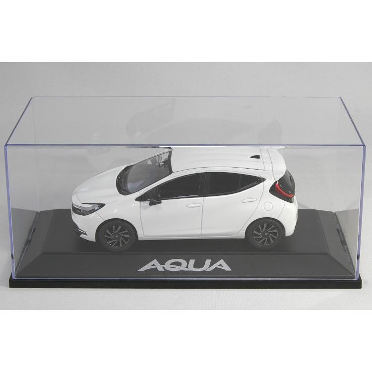 トヨタ特注 1/30 新型 アクア Z スーパーホワイト2 カラーサンプル