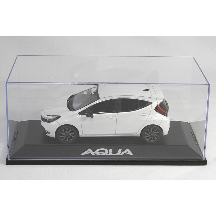 トヨタ特注 1/30 新型 アクア プラチナホワイトパールマイカ カラー