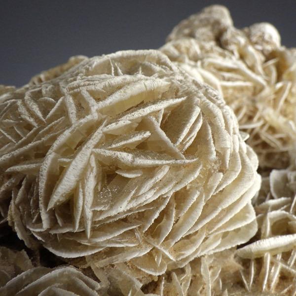 デザートローズ 砂漠の薔薇 原石 台付き 砂漠のバラ 美石 天然石