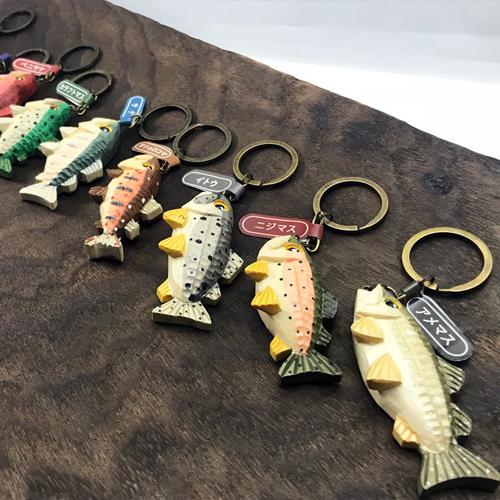 木彫り民芸品 TROUT キーホルダー ブラウントラウト 魚 釣り 手彫り