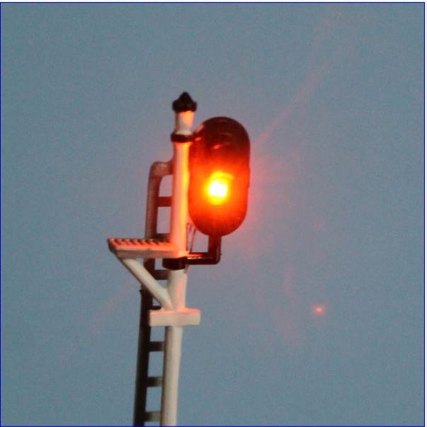 Nゲージ3灯式信号機 黄色（オレンジ） LED光るだけシリーズ : わき役黒