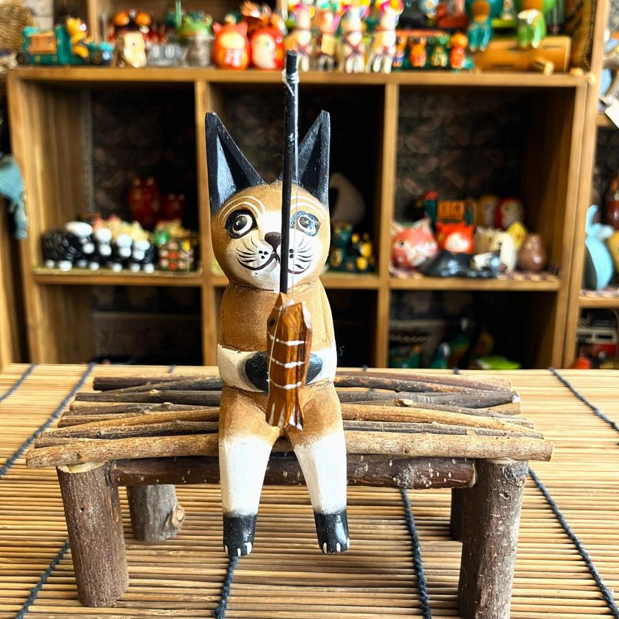 ネコ 置物 猫 オブジェ 木彫り 木製 釣りネコ ブラウン Sサイズ