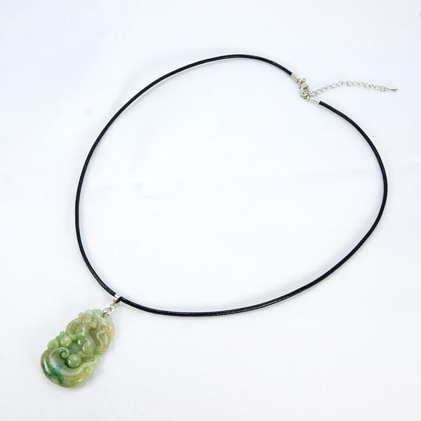 酉 (とり) ミャンマー産 翡翠 (ひすい) 干支ペンダント 革チェーン付き