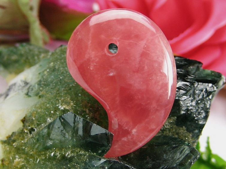 インカローズ ロードクロサイト 勾玉[K1-1361]