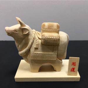 くす一木彫 彫刻 雄牛像 白木仕上げ 高さ約33cm 〜逞しい雄牛を台座