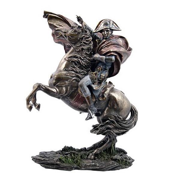 サン ベルナール峠からアルプスを越えるフランスの指導者ナポレオン