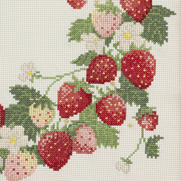 クロスステッチフレーム＜strawberry wreath＞ | リバティ 生地