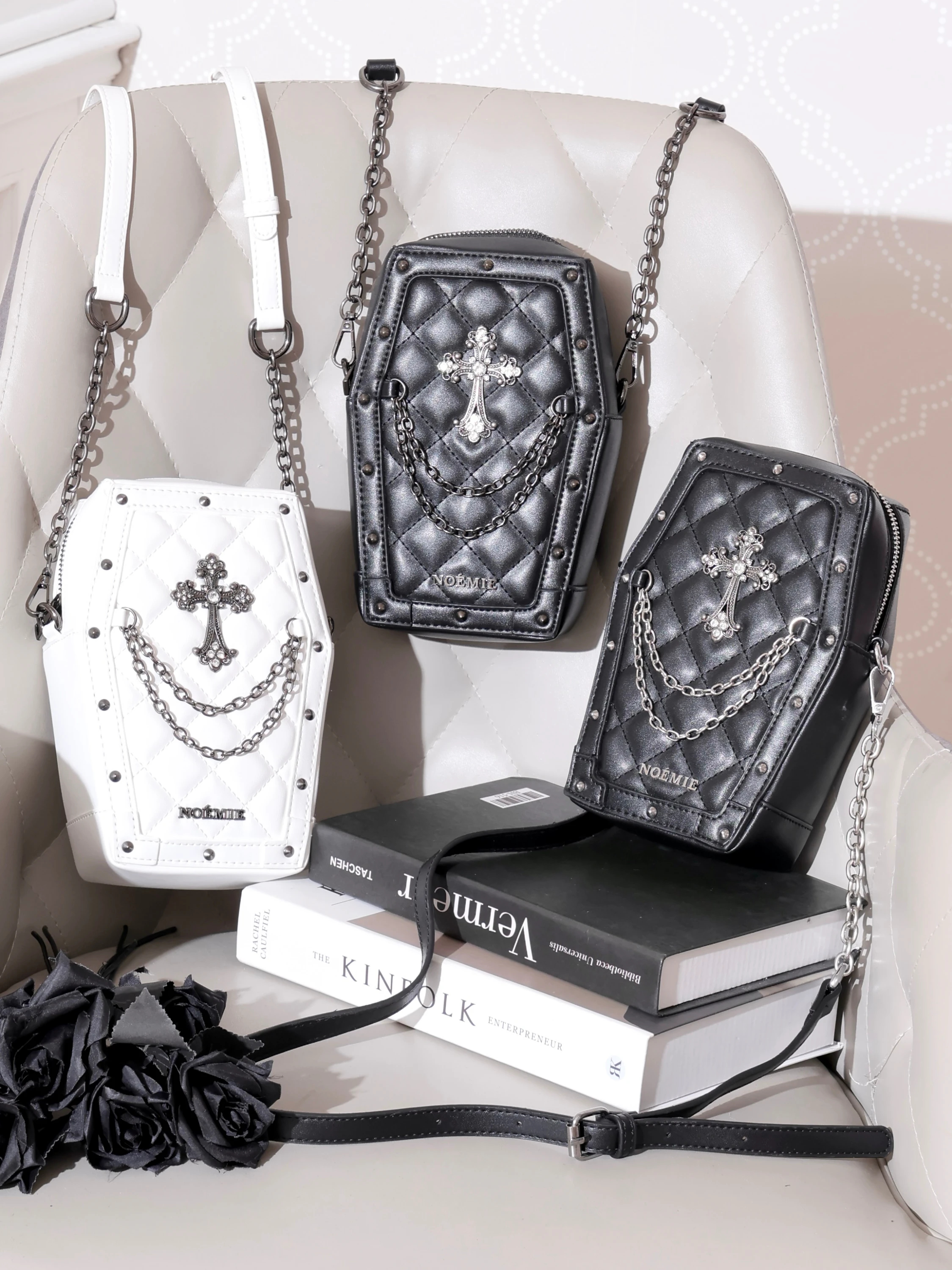 棺桶キルティングショルダーバッグ（ショルダーバッグ｜黒・シルバー