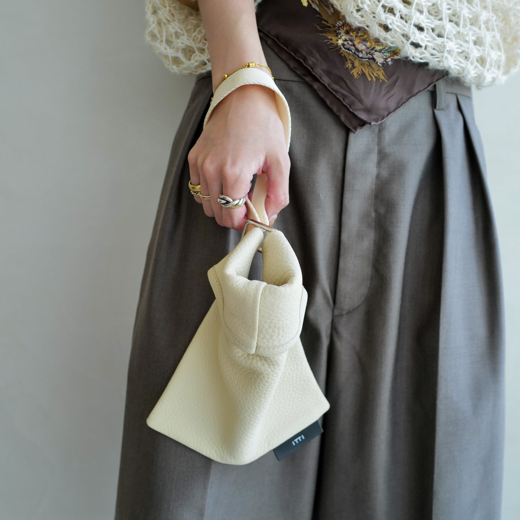 ANNIE SMALL RICE BAG / DIPLO SKY｜シュリンクレザー 巾着バッグ 本革