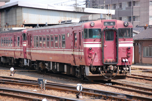 JR西日本 キハ40系 城端線 氷見線色（高岡鉄道部）忍者ハットリ君列車