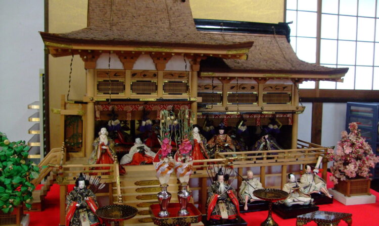 新収蔵品紹介＞昭和9年の檜皮葺き御殿飾り雛 | 日本玩具博物館