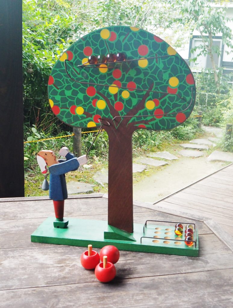 リンゴ見立ての玩具」 | 日本玩具博物館