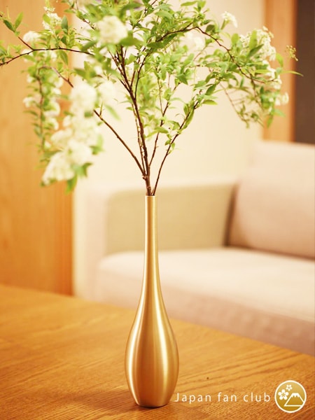 モダンなデザインが美しい錫の花瓶・一輪挿し 能作そろり