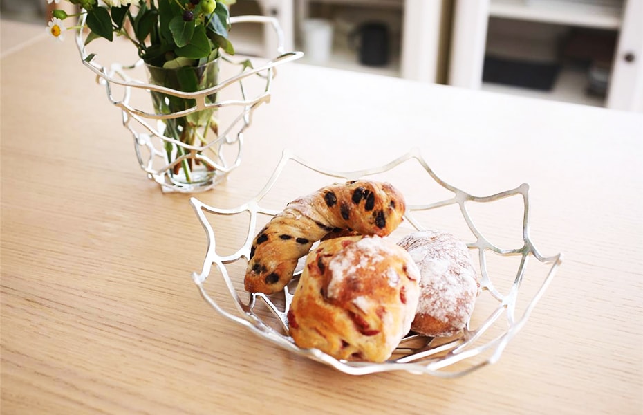 錫の曲がるカゴで果物やワインをおしゃれに魅せるインテリア 能作KAGO