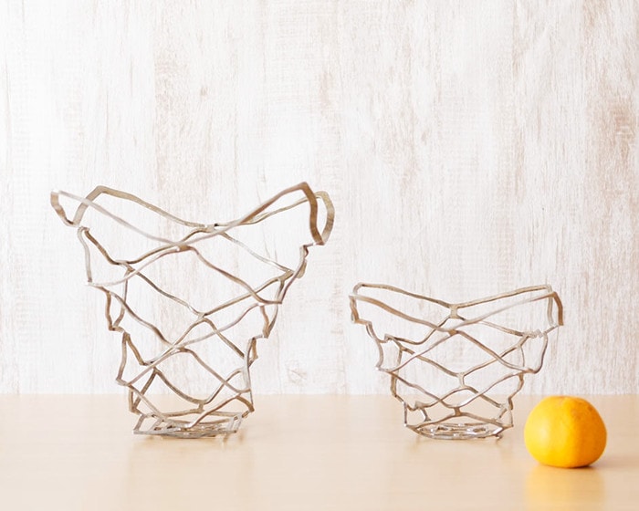 錫の曲がるカゴで果物やワインをおしゃれに魅せるインテリア 能作KAGO