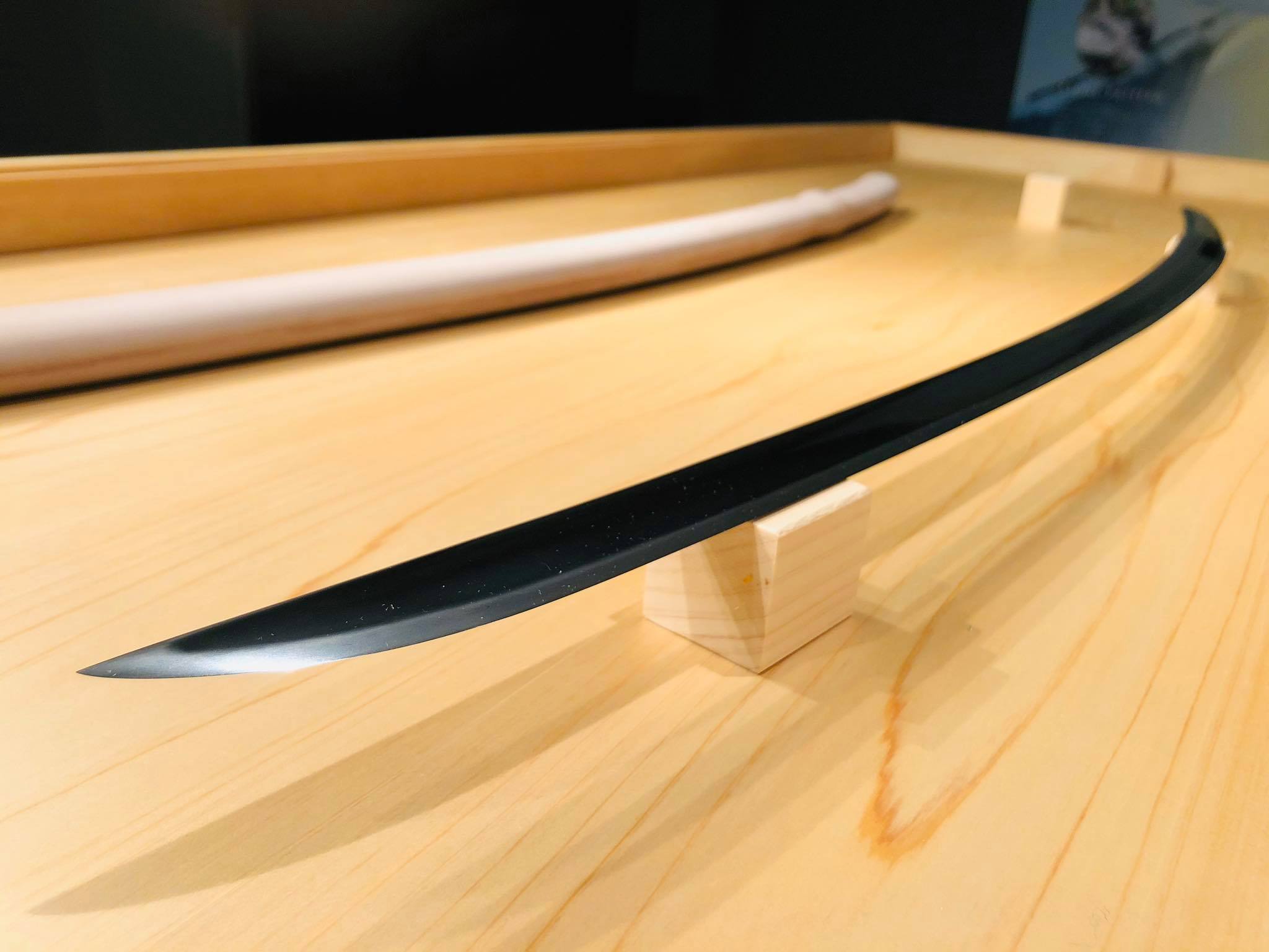 鬼滅の刃」炭治郎の日輪刀に激似、奥出雲のたたら製鉄「黒い刀」は