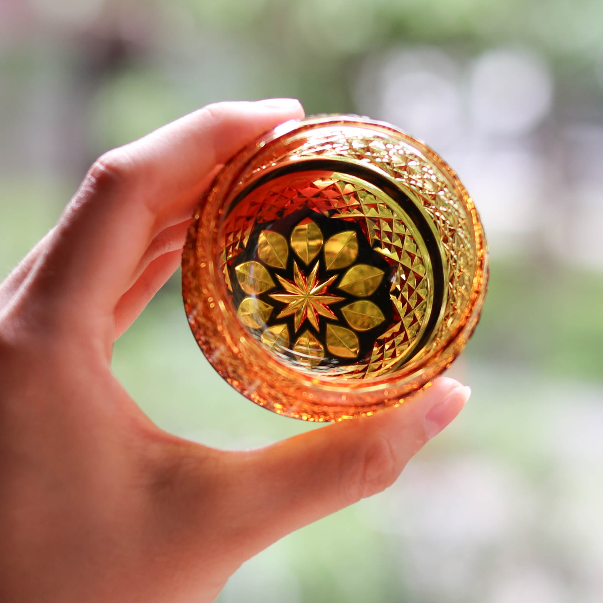 小樽切子 ぐい呑み | 燦 | 黒琥珀 | 深川硝子工芸