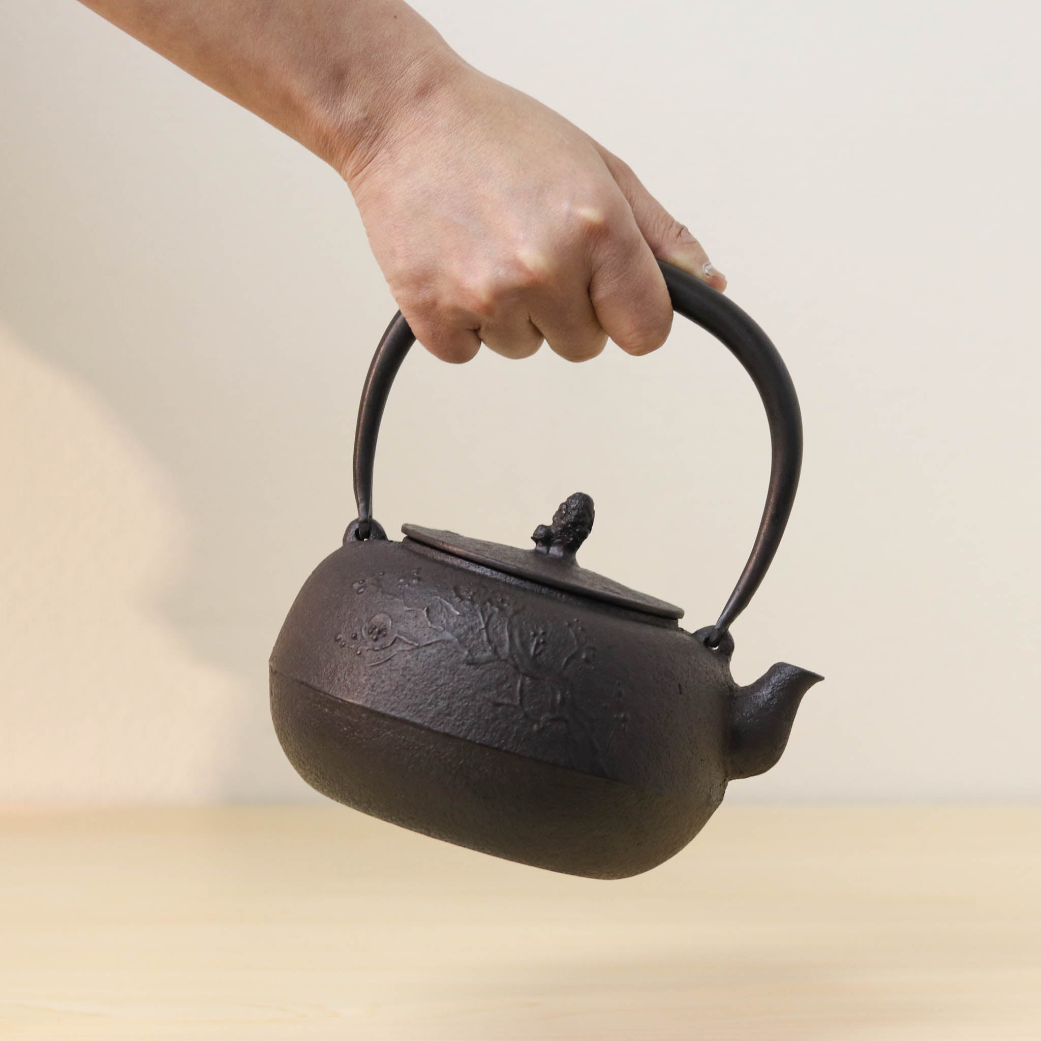 山形鋳物 鉄瓶 | 平丸 梅 | 10号 | あらい工房