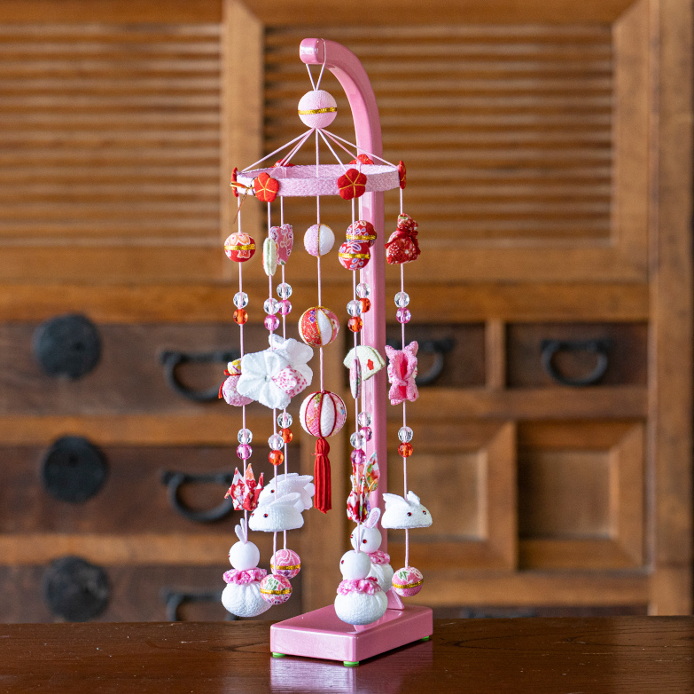 ちりめん吊るし飾り うさぎ ピンク（専用飾り台付） - Japan Shop 結