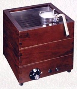 天然木の色つやに、錫製チロリが美しい電気式の卓上燗どうこ