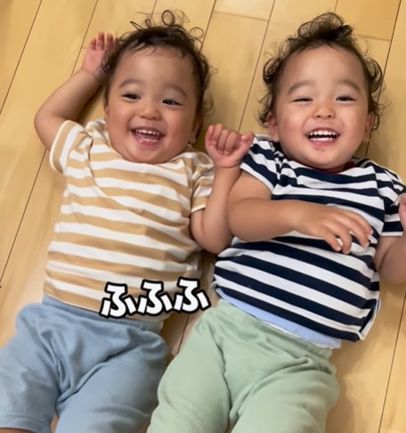 寝ているはずの双子ちゃん→寝室から物音が…！内緒で起きていたふたり