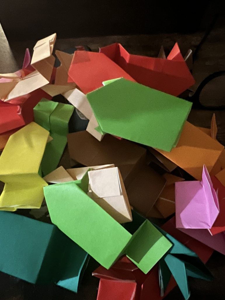 マユリカ阪本 1人きりで折り紙のカエルを2500匹制作することが決定