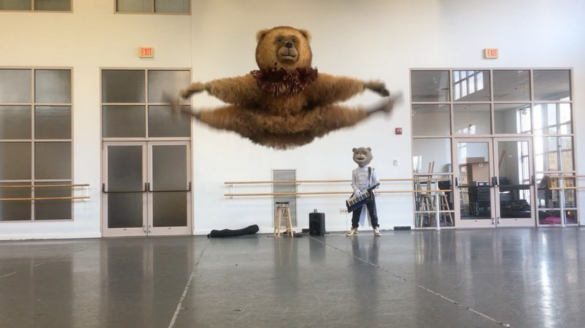 世界で人気「踊りがキレキレのくま」にインタビューしてみた／ボストン