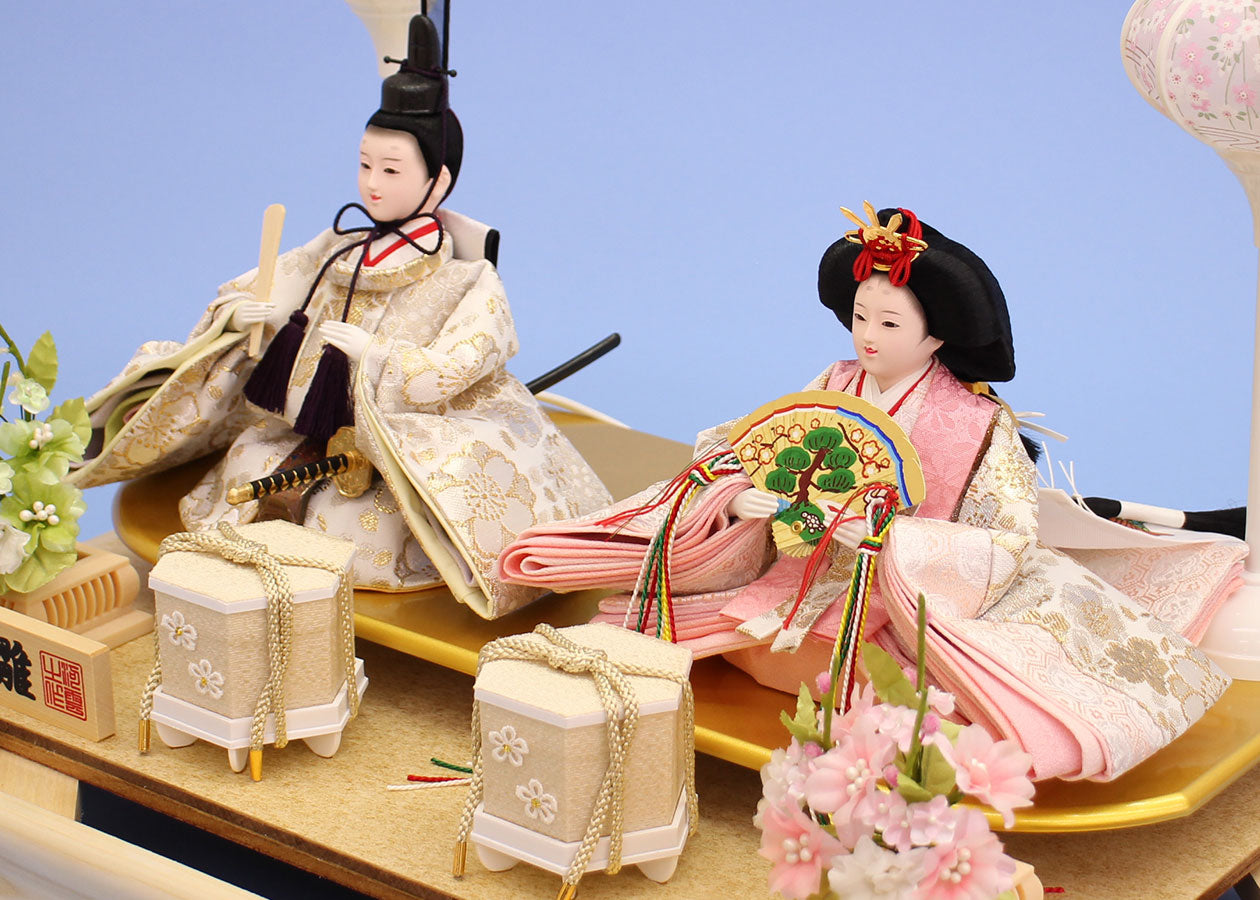 雛人形 ケース飾り 二人 幅48cm｜ガラスケース固定型 白木枠 桜刺繍 小