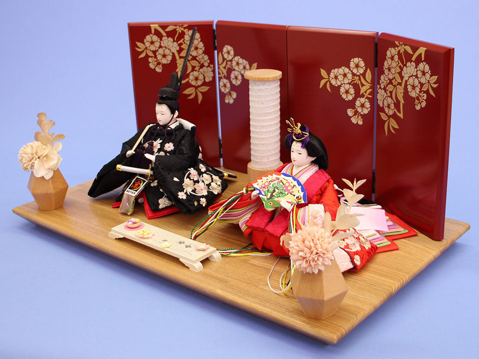 雛人形 平飾り 幅45cm｜小芥子 赤黒刺繍 光琳桜エンジ – 寿鳳人形の東芸