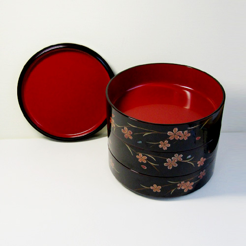 輪島塗重箱 丸形 三段 -しだれ桜の蒔絵仕上げ-[内面朱色/外面黒タメ色