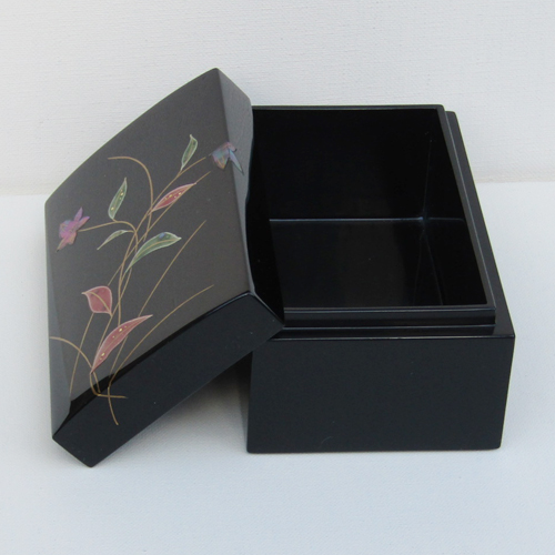 輪島塗 宝石箱 角形 印籠蓋式 -桔梗の蒔絵仕上げ- [内外面とも黒色