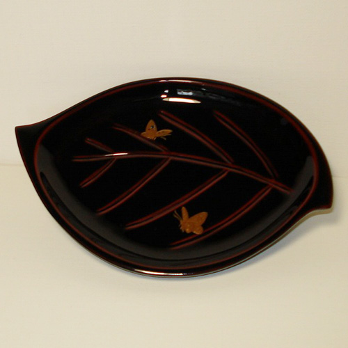 輪島塗 銘々皿 葉形 -蝶の蒔絵仕上げ- [内外面とも黒タメ色] 螺鈿入り