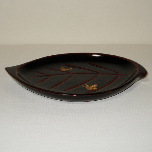輪島塗 銘々皿 葉形 -蝶の蒔絵仕上げ- [内外面とも黒タメ色] 螺鈿入り
