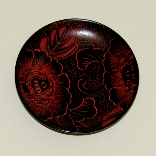輪島塗 銘々皿 丸形 -牡丹唐草の沈刻仕上げ- [内外面とも黒色]｜輪島市