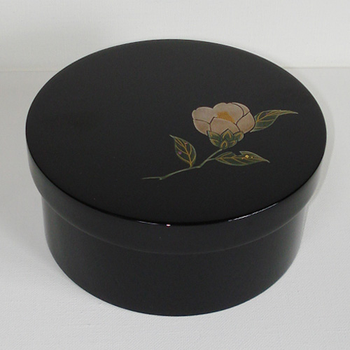 輪島塗 弁当箱 (1段) -白椿の蒔絵仕上げ- [内面朱色/外面黒色] 丸形