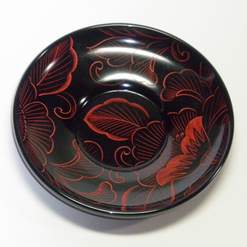 輪島塗 茶托 丸形 -牡丹唐草の沈刻仕上げ- [内面紅ガラ色/外面黒色