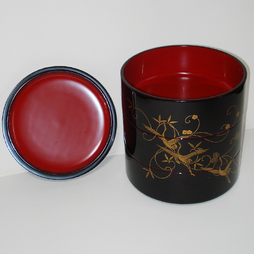 輪島塗重箱 丸形 三段 -鶴・唐草松竹梅の蒔絵仕上げ- [内面朱色/外面黒