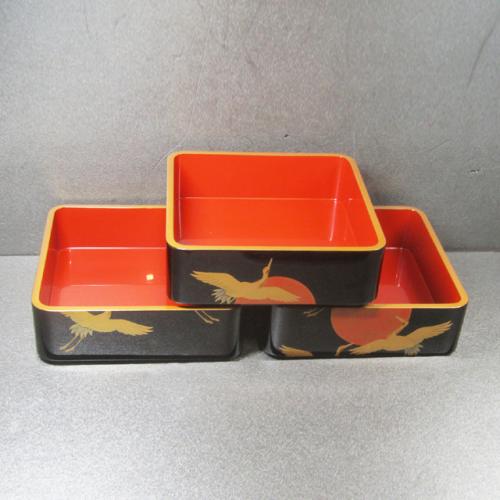 輪島塗 重箱 角形 三段 -日の出鶴の高蒔絵仕上げ- [内面朱色/外面黒色