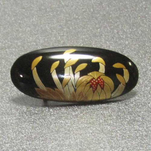 輪島塗 帯留め 小判形 -菊の蒔絵仕上げ- [黒色] 切り金入り｜輪島市の