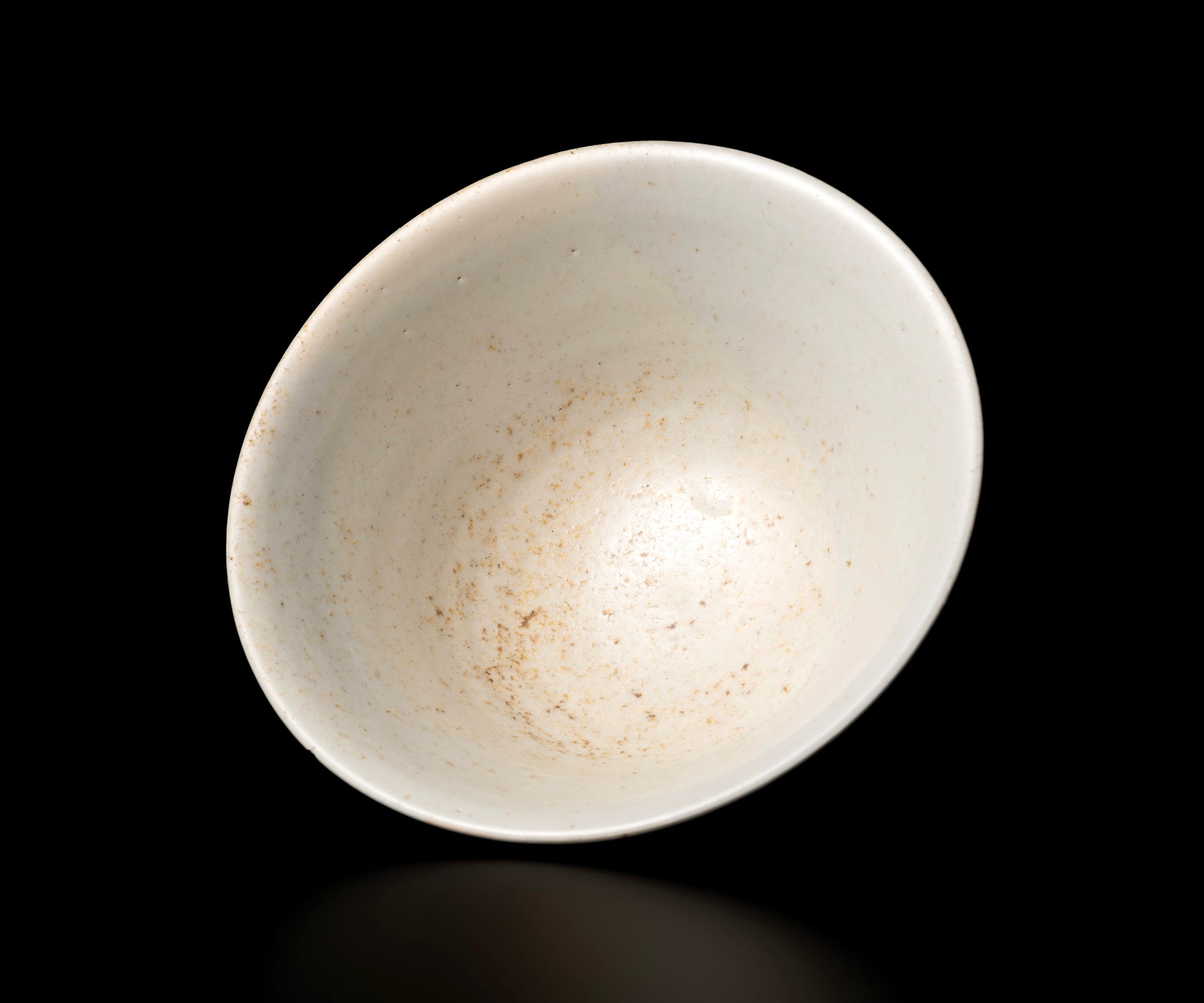 森岡由利子 白磁平碗 – 窯と土～Kama-to-tsuchi～