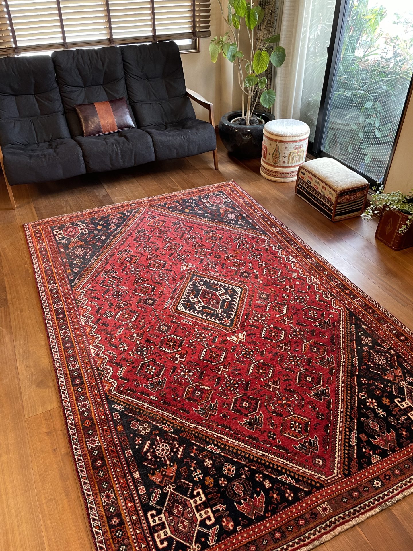 シラーズ・ペルシャ絨毯 | 調度品の亀川【公式】ゾランヴァリギャッベ