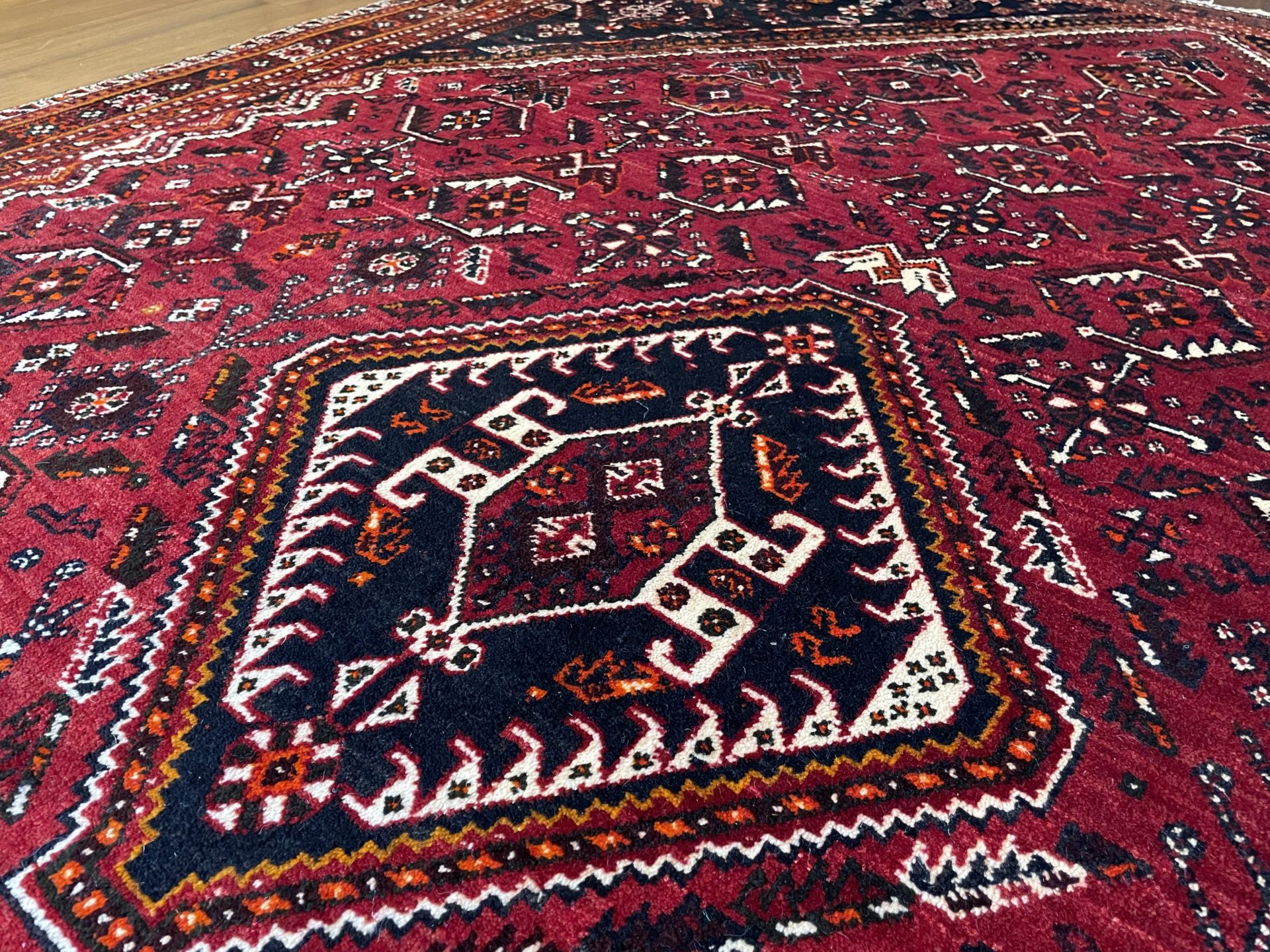 シラーズ・ペルシャ絨毯 | 調度品の亀川【公式】ゾランヴァリギャッベ