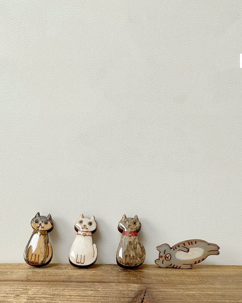 看板猫たちが勢ぞろい「クリアウッド ねこno ブローチ」 | Kanmi