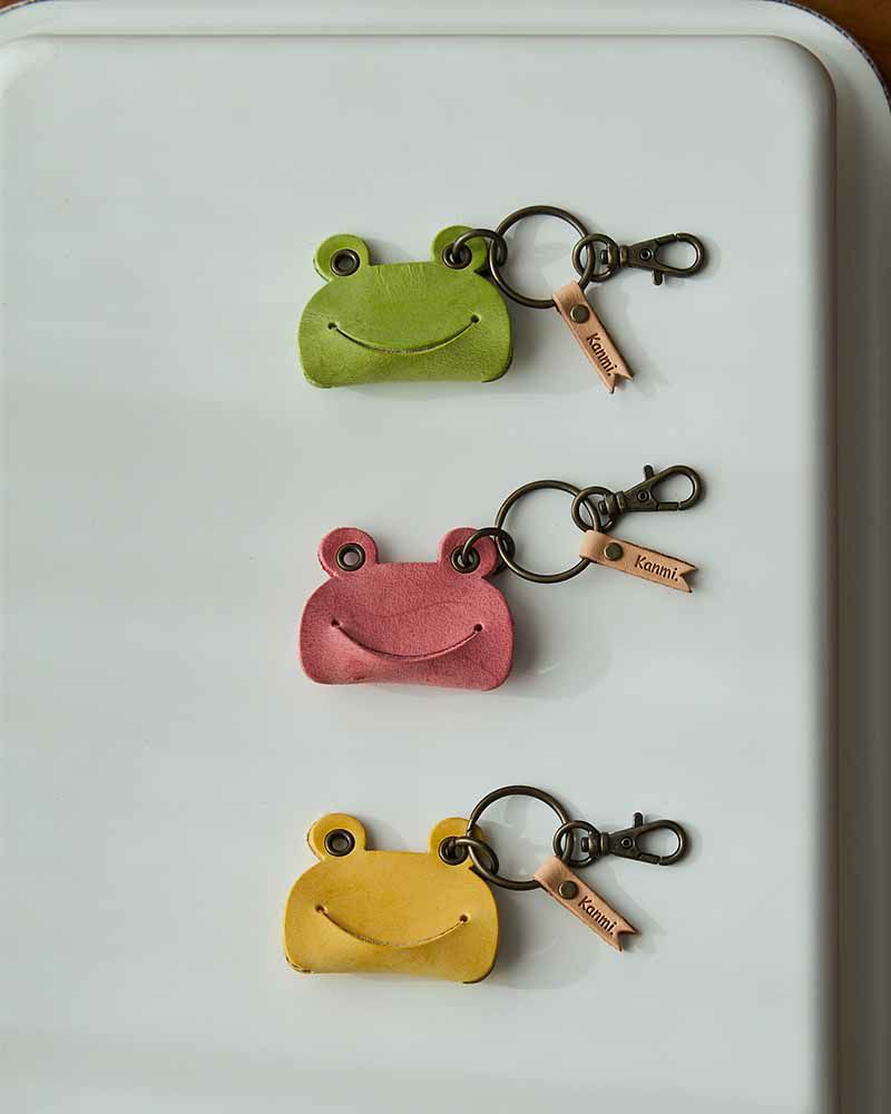 ふと目が合って、ふっと笑える「カエル キーリング(M)」 | Kanmi