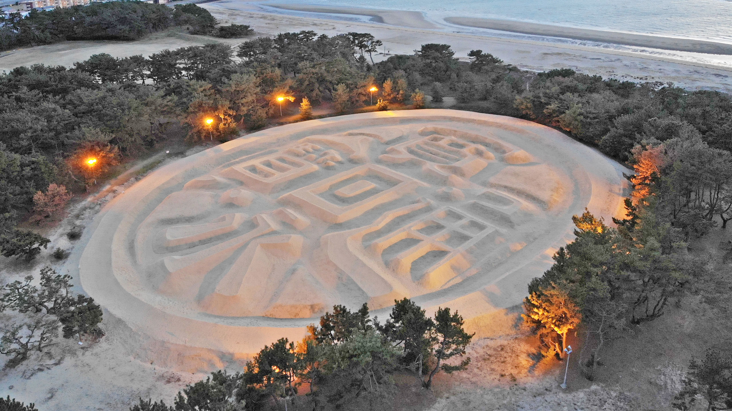 銭形砂絵「寛永通宝」｜一夜にして作られたという伝説の金運スポット