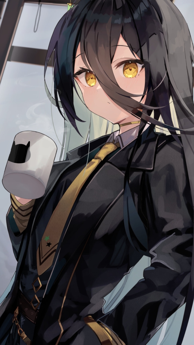 猫のイラストがプリントされたマグカップで珈琲を飲むマンハッタン