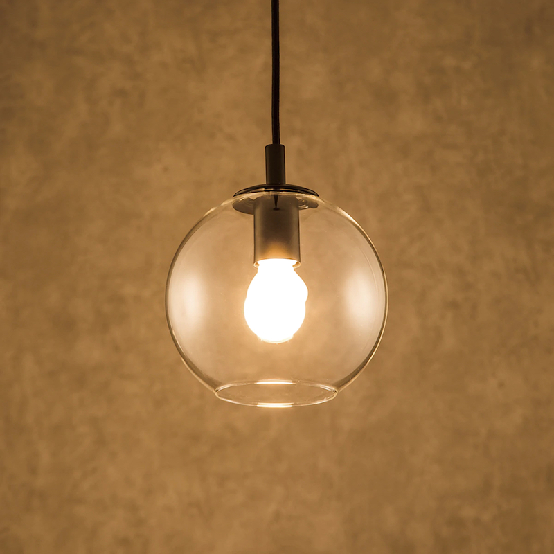 ニトリ、シンプルな丸いガラスシェードを採用したペンダントライト