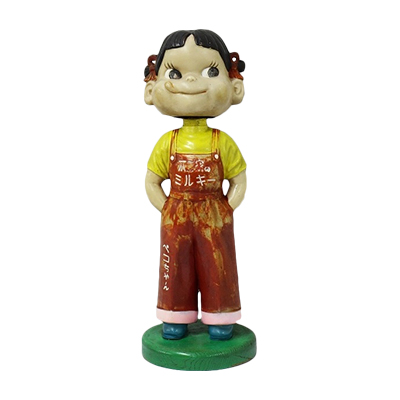 参考価格】不二家 ペコちゃん 首振り人形 28cm 木製台座 東京宣伝興業
