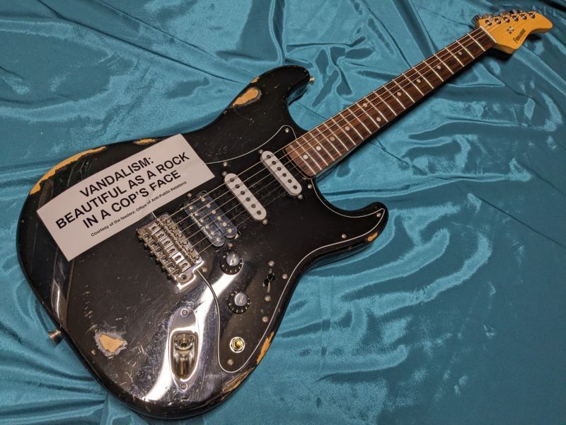 PVでカートコバーンが使用しているフェルナンデスネックのストラトを再現